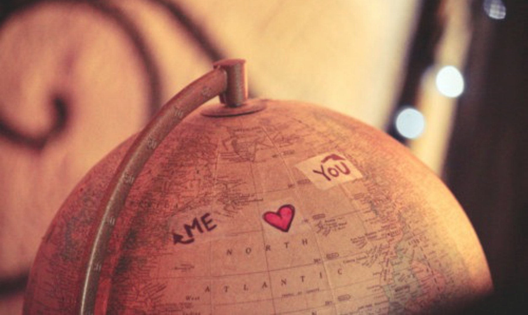 Un arma de doble filo: Pros y contras de los amores a distancia