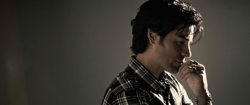 ¡Mira un adelanto del sexy nuevo video de Chayanne!