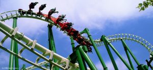 Esto pasa cuando te subes con tu abuela a una montañarusa