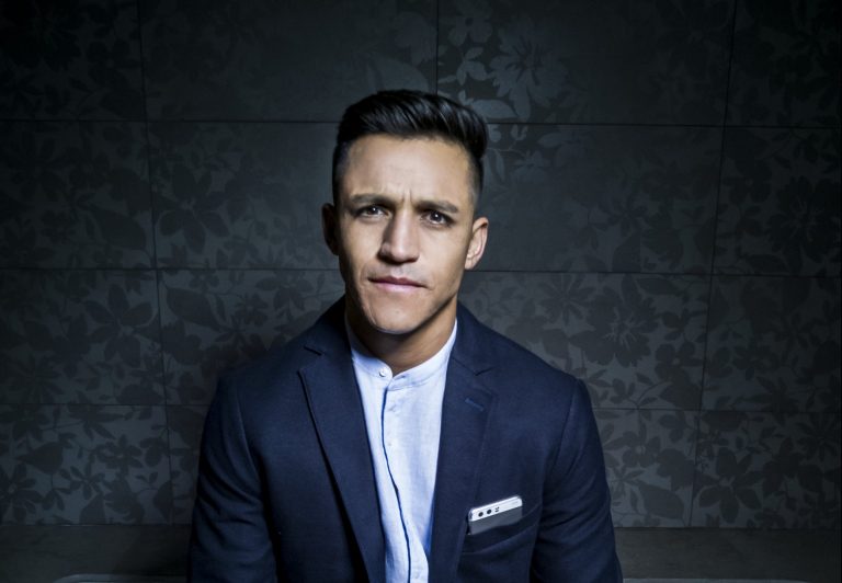 ¡Alexis Sánchez saca su lado más sexy en la sesión exclusiva para revista "Cosas"!