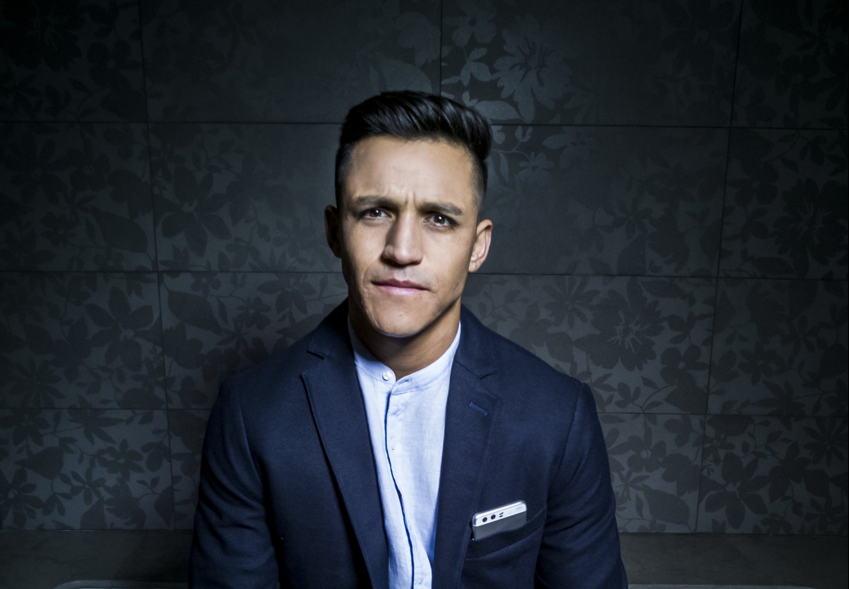 ¡Alexis Sánchez saca su lado más sexy en la sesión exclusiva para revista "Cosas"!