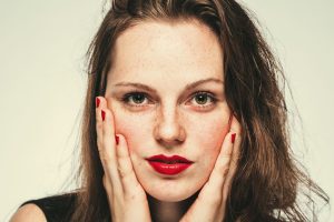 Nueva y llamativa tendencia: Conoce los tatuajes de pecas con constelaciones