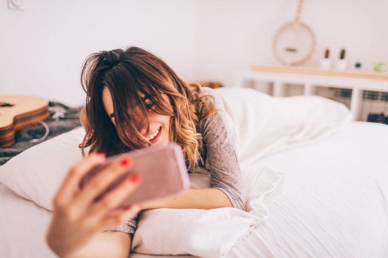 ¿Cómo se ven las mujeres sin maquillaje? ¡Esta aplicación lo revela!