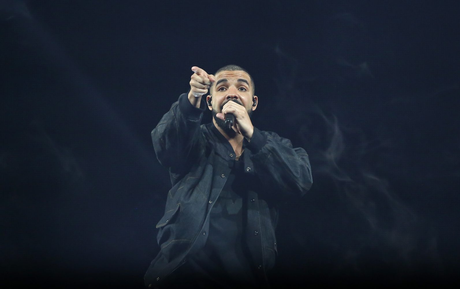 Drake se enfureció durante un concierto y expulsó a un hombre por acoso sexual