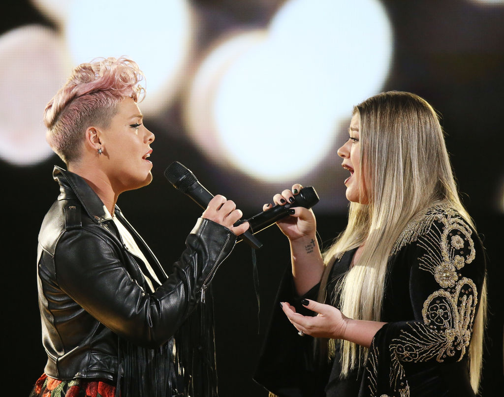 Kelly Clarkson y Pink AMAs