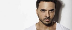 Luis Fonsi se ríe de sí mismo con una foto del recuerdo