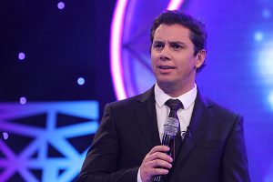 José Miguel Viñuela comparte una emotiva foto del bautizo de su hijo