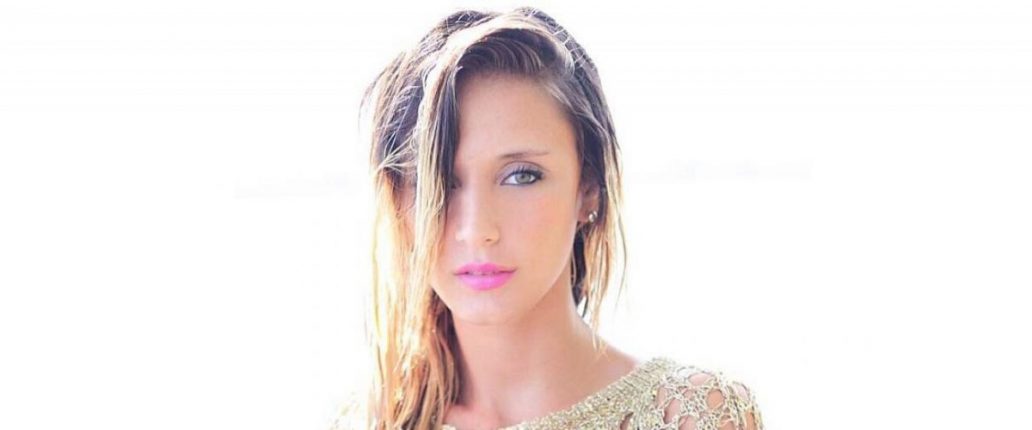 ¿A quién le queda mejor? "Monty" y Yuli Cagna llegaron con vestidos muy parecidos en los Copihue de Oro