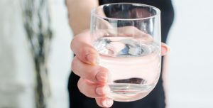 ¿Por qué deberías tomar un vaso de agua en la noche?