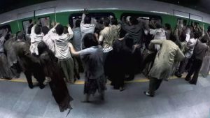 ¡Broma del terror! Zombies se suben al metro