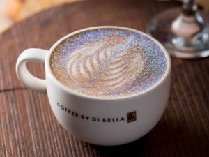 Glitter capuchino: La nueva obsesión foodie que arrasa en Instagram