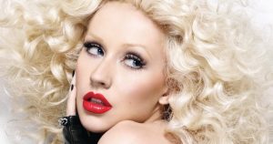 ¿Exceso de cirugías? Christina Aguilera luce irreconocible