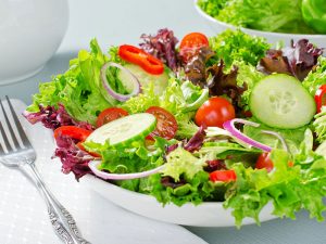 Cómo preparar una ensalada detox en 5 pasos