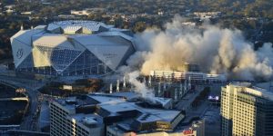 Esperó por más de 40 minutos para ver una demolición y esto fue lo que se lo impidió