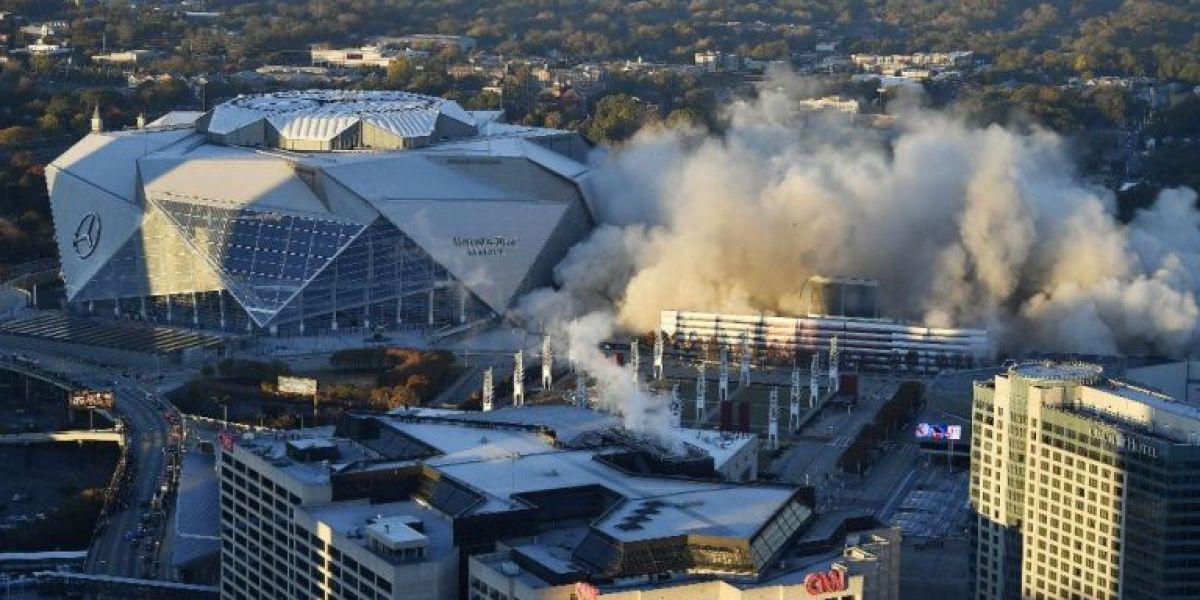 Esperó por más de 40 minutos para ver una demolición y esto fue lo que se lo impidió