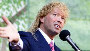 ¡A lo rockstar! Así fue la extravagante votación de Leonardo Farkas