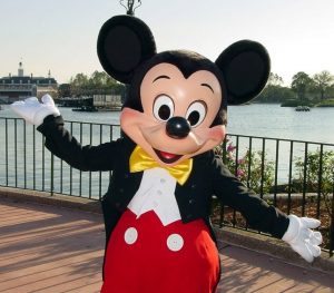 ¡Qué amor! Se hizo pasar por un Mickey Mouse de la calle y le pidió matrimonio a su pareja