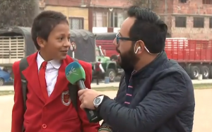 Niño abandona entrevista para no llegar tarde clases