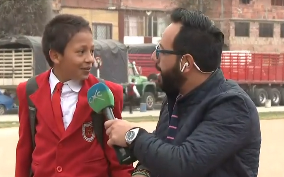 Niño abandona entrevista para no llegar tarde clases