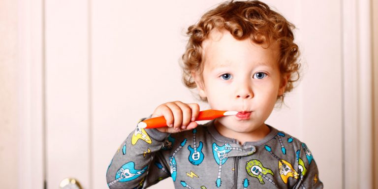 Los expertos aconsejan cómo deben cepillarse los dientes los niños según su edad