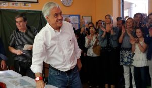 Video viral: El gesto obsceno que joven hizo a Sebastián Piñera causó revuelo en redes sociales