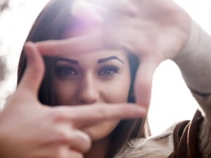 La polémica que está causando la cirugía de cambio de color de los ojos