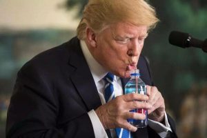 Los memes tras la fotografía de Trump tomando agua en una conferencia