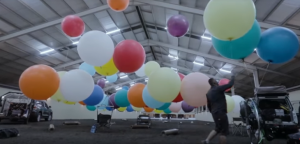 ¡Al estilo up! Hombre se ata 100 globos de helio al cuerpo y vuela por los cielos
