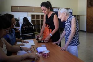 ¡Un ejemplo! Mujer de 103 años asistió a votar en esta segunda vuelta