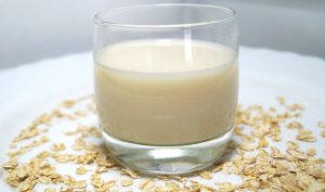Descubre los beneficios de beber agua de harina de avena en la mañana