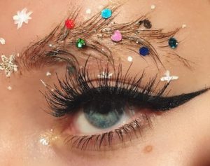 Cejas con motivos navideños son la nueva tendencia beauty