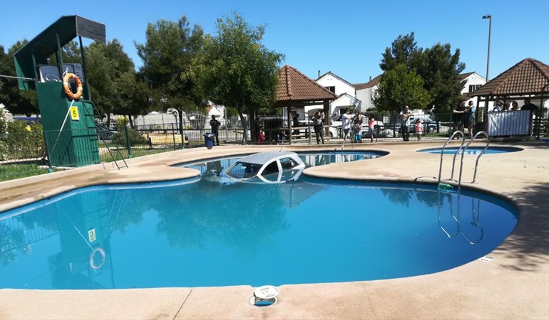 ¿Proyecto X? Se confundió de marcha hundiendo su auto en una piscina