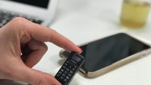 ¡Así es el teléfono móvil más pequeño del mundo!