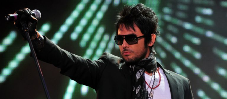Beto cuevas sufre fuerte caída durante concierto en México