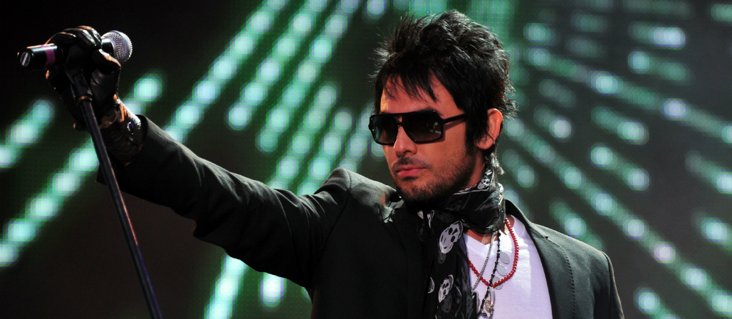 Beto cuevas sufre fuerte caída durante concierto en México