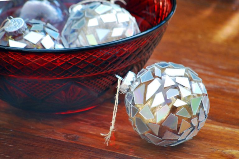 #DecoraciónNavideña ¡Fáciles y bonitas! Anímate a armar tus propias bolitas de Navidad hechas con CDs