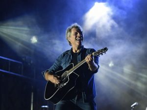 #LosArtistasEnNavidad ¡Bon Jovi se luce cantando un villancico navideño!