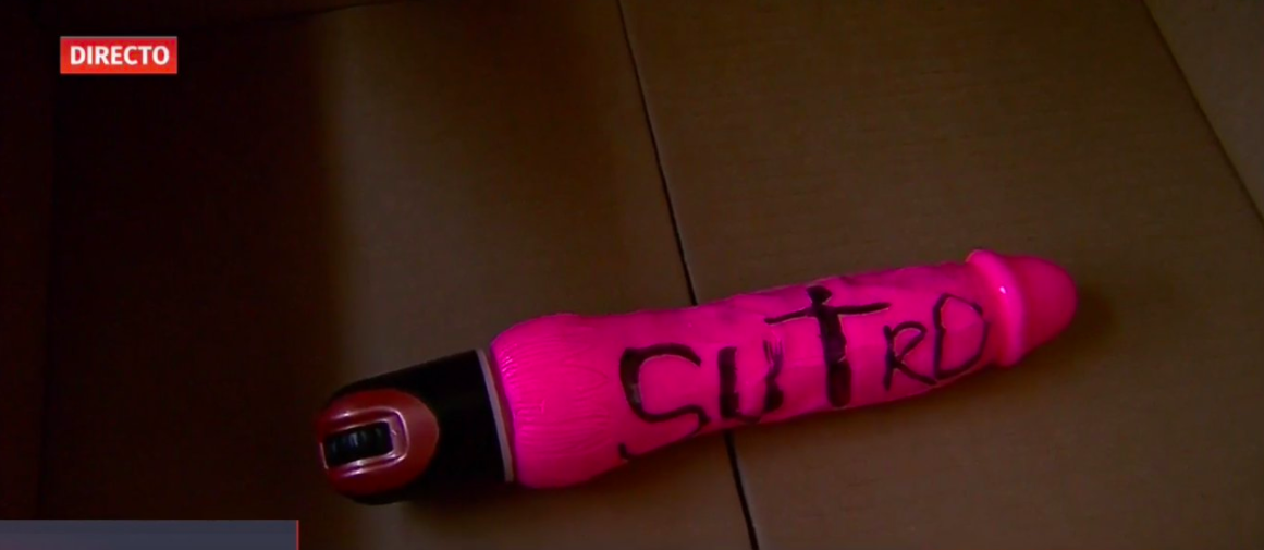 ¿Qué hacía un juguete sexual en la caja de materiales del Servel?