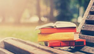 ¿Lectura veraniega? Esto es lo que debería leer tu hijo según su edad