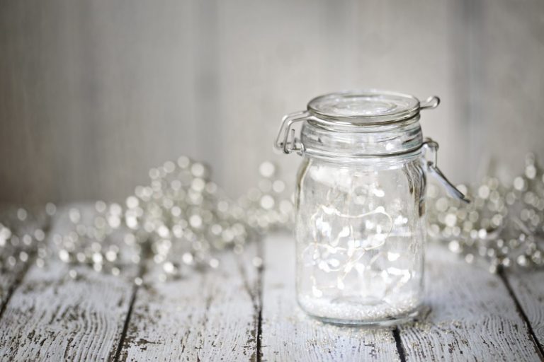 #DecoraciónNavideña Adorna tu casa con frascos de vidrio al estilo navideño