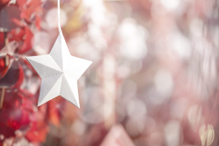 #DecoraciónNavideña ¿Tienes papeles de regalo antiguos? ¡Transfórmalos en adornos navideños con estos tutoriales!