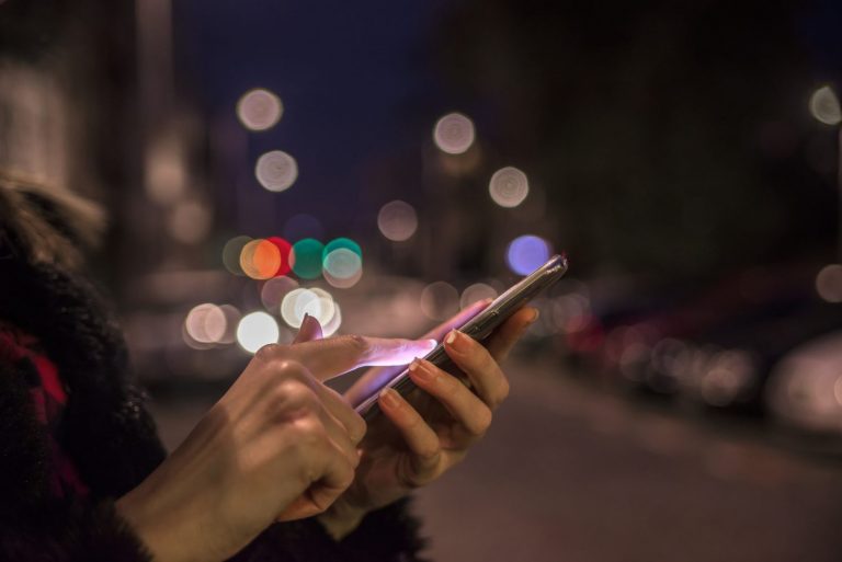¿Cruzas la calle mirando el celular? Si te sentiste identificado, entonces debes leer esto