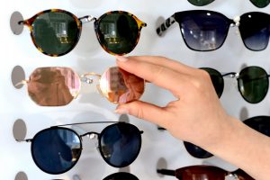 ¿Tienes lentes de sol? Estos son los colores de cristales que deberías usar según tu visión