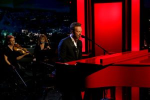 #LosArtistasEnNavidad ¡Chris Martin y Bono se unieron para cantar un clásico de Frank Sinatra!