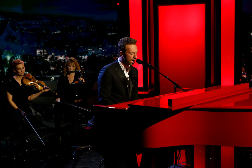 #LosArtistasEnNavidad ¡Chris Martin y Bono se unieron para cantar un clásico de Frank Sinatra!