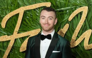 Sam Smith impacta con sus tacos de 14 centímetros