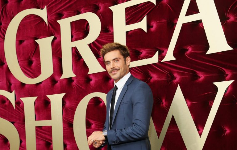 ¡Nos derretimos de amor! Zac Efron saca suspiros con sexy foto navideña