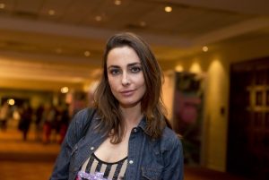 Javiera Díaz de Valdés protagoniza videoclip de contenido lésbico