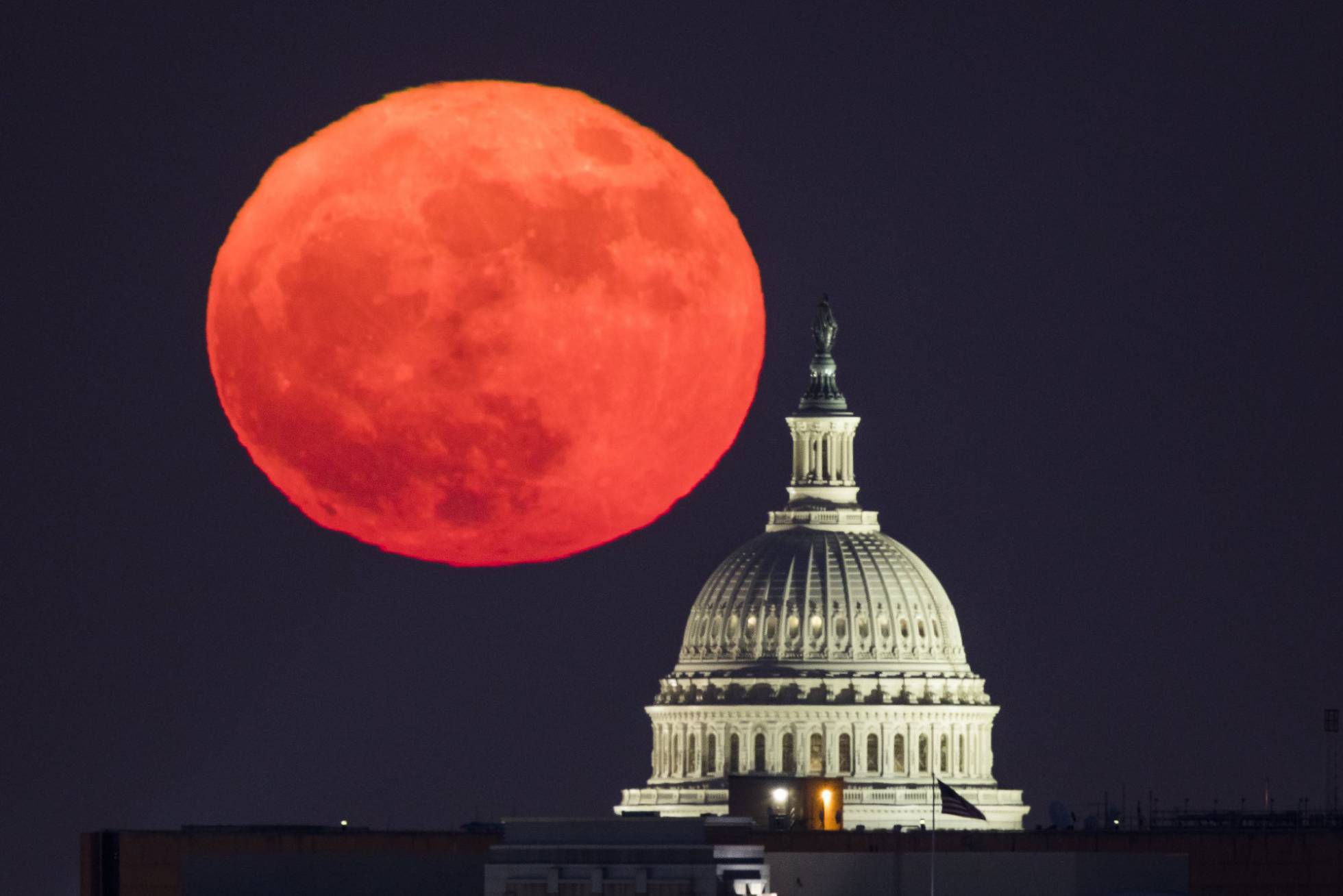 Луна лет сша. Стереополина суперлуние. Огромная Луна. Огромная Луна в Америке. Самая большая Луна.