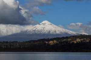 Volcán Villarrica pasa a alerta naranja por aumento de actividad sísmica